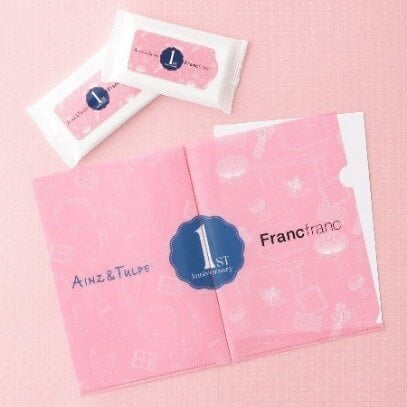 「アインズ&トルペ|Francfranc 1周年企画」の限定ノベルティであるクリアファイルまたはウエットティッシュ