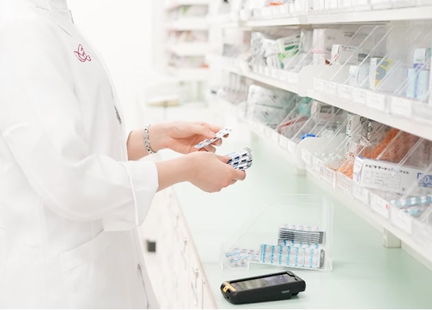 薬剤師が薬を確認している様子の写真