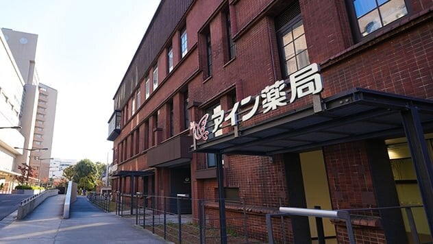レンガ造り風のアイン薬局 東大店（東京都）。左手にはスロープが見える。
