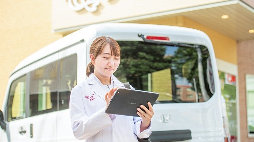 タブレットを操作する土屋さん