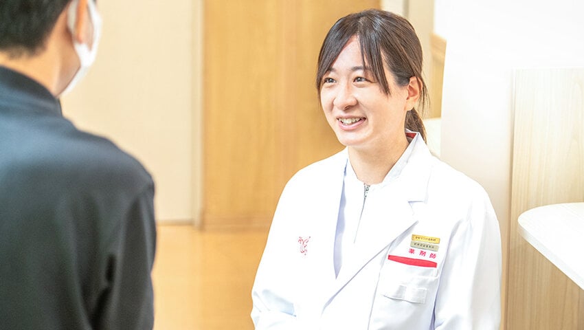 患者さまに向けて明るい笑顔で相談に乗っている渡邊さん